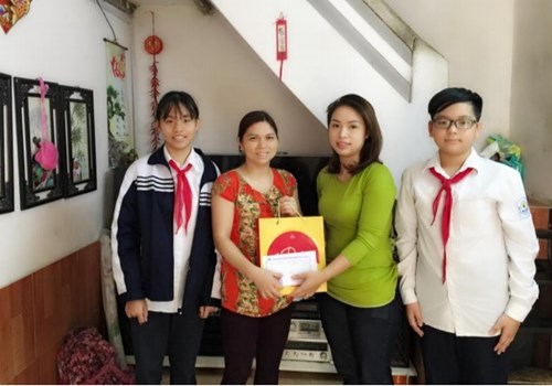 Trường THCS Ái Mộ trao quà cho người khuyết tật trên địa bàn phường Ngọc Lâm